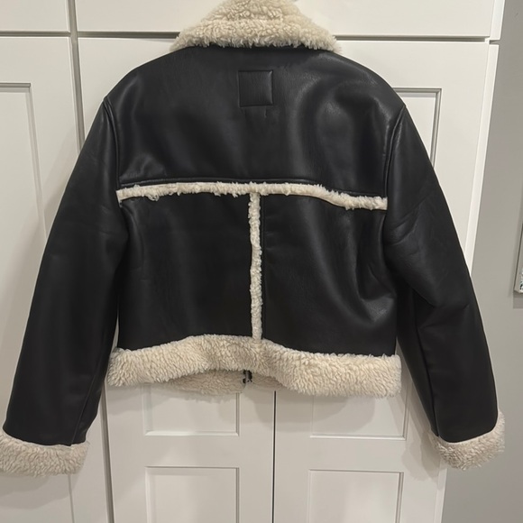 Abercrombie & Fitch Black and Cream Leather Jacket with Shearling Collar. - Picture 2 of 3